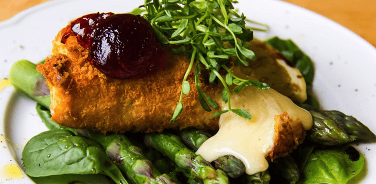 Fried brie with jam and asparagus