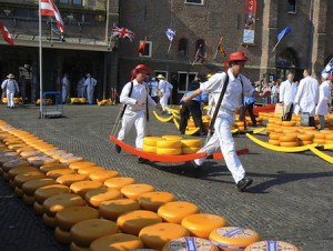 Dutch cheese porters at the market | Photo credit: Image courtesy of Travellers Notes