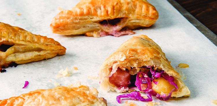 Red cabbage turnovers with apples and Gruyère