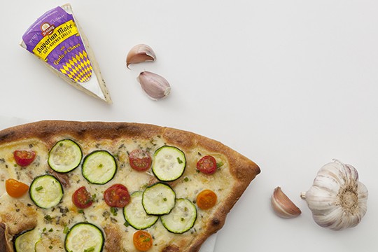 garlic cheese and zucchini pizza